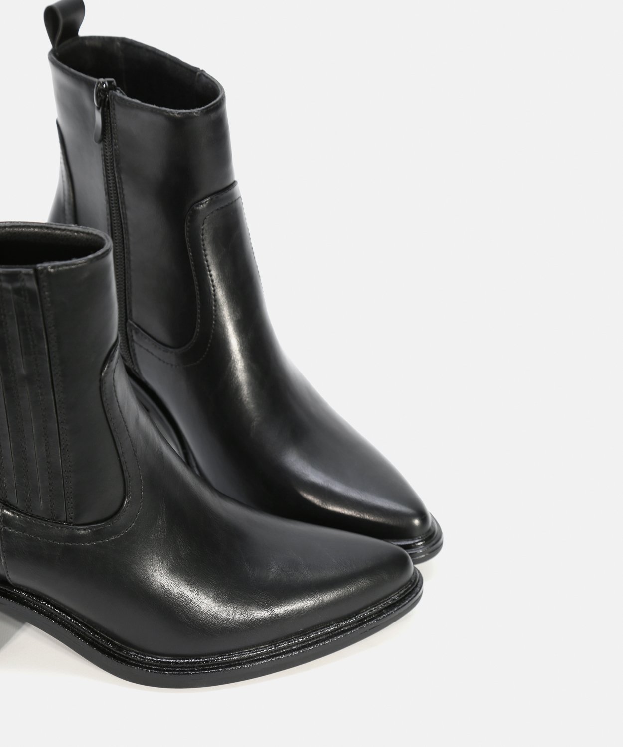 Botines negros tac&oacute;n chelsea image number null